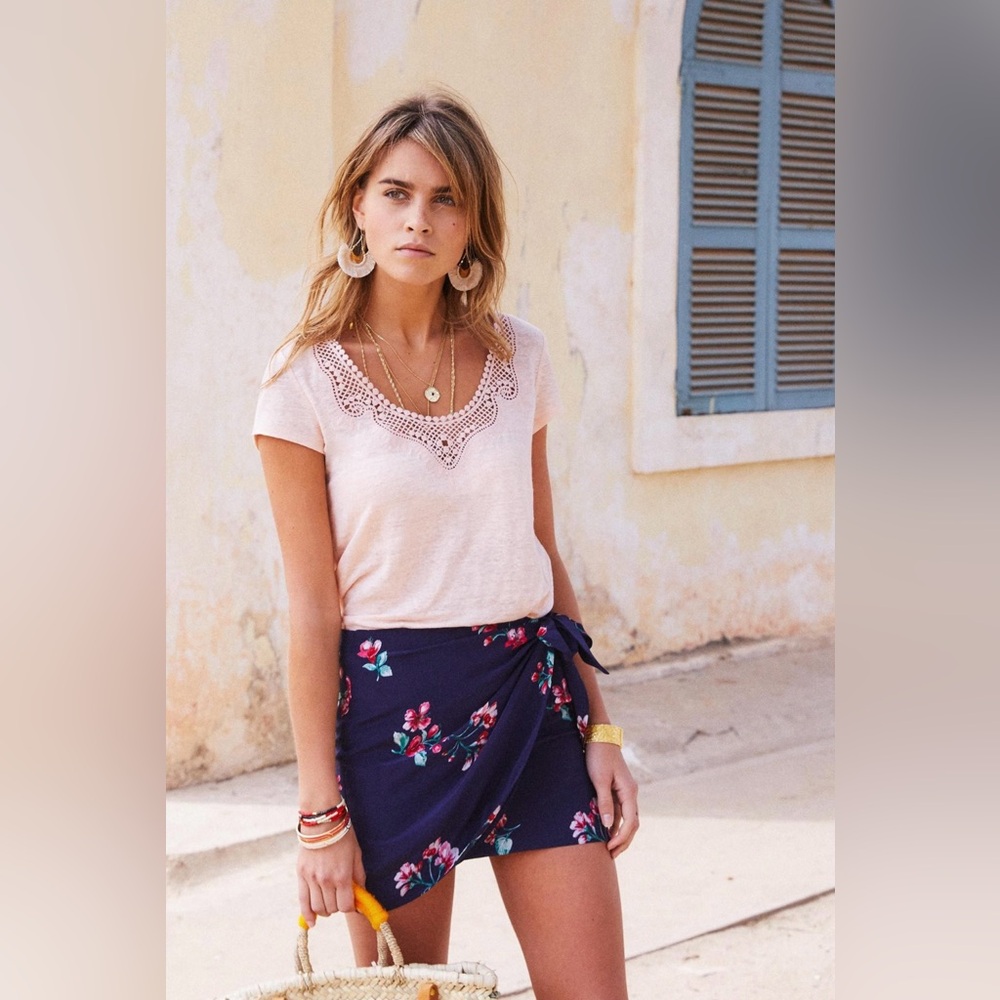 Sézane, size 4, midnight blue with pink and white flowers